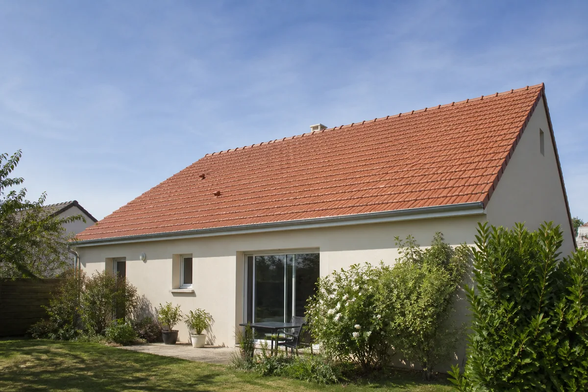 Pente de toit minimum : le seuil par couverture et par zone